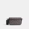 Crossbody-veske med klaff i Signature Canvas
