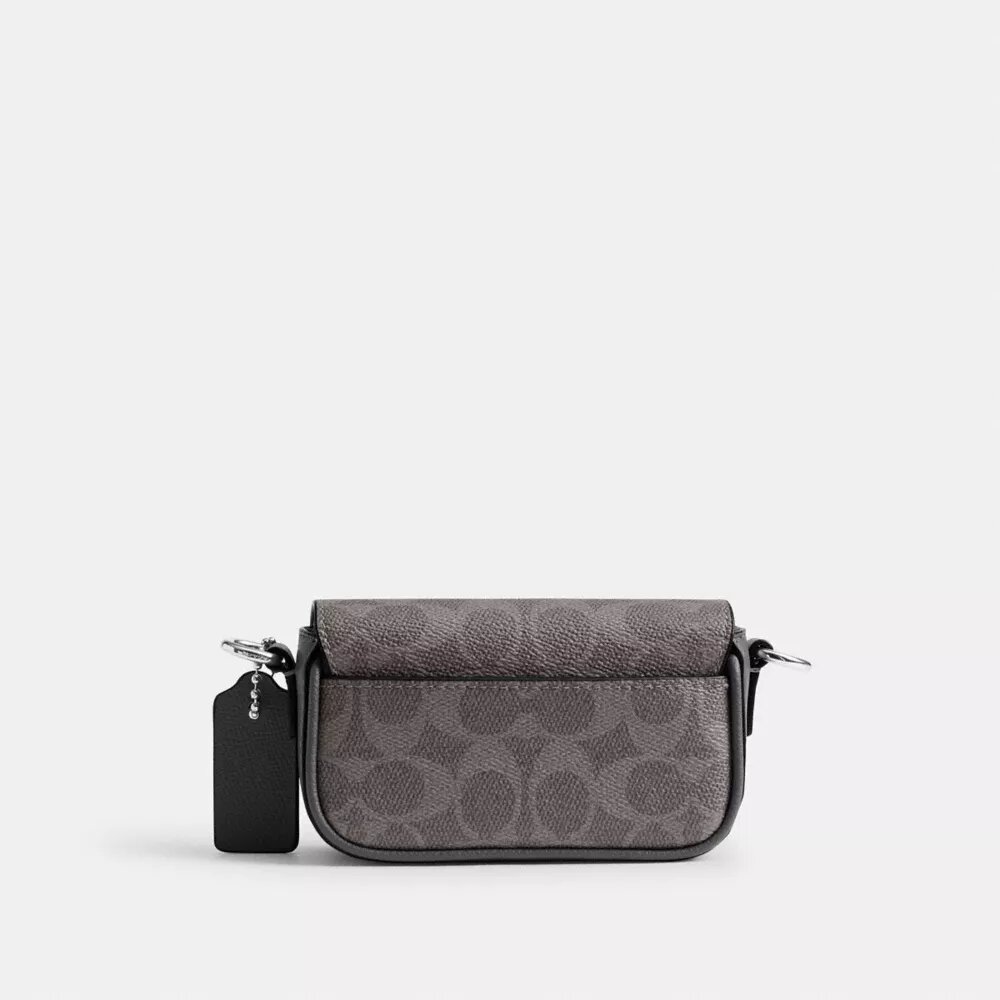 Crossbody-veske med klaff i Signature Canvas