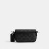 Crossbody-veske med klaff i Signature Canvas