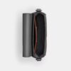 Crossbody-veske med klaff i Signature Canvas