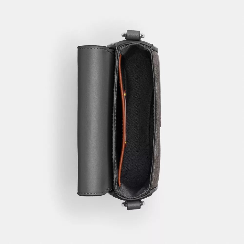 Crossbody-veske med klaff i Signature Canvas