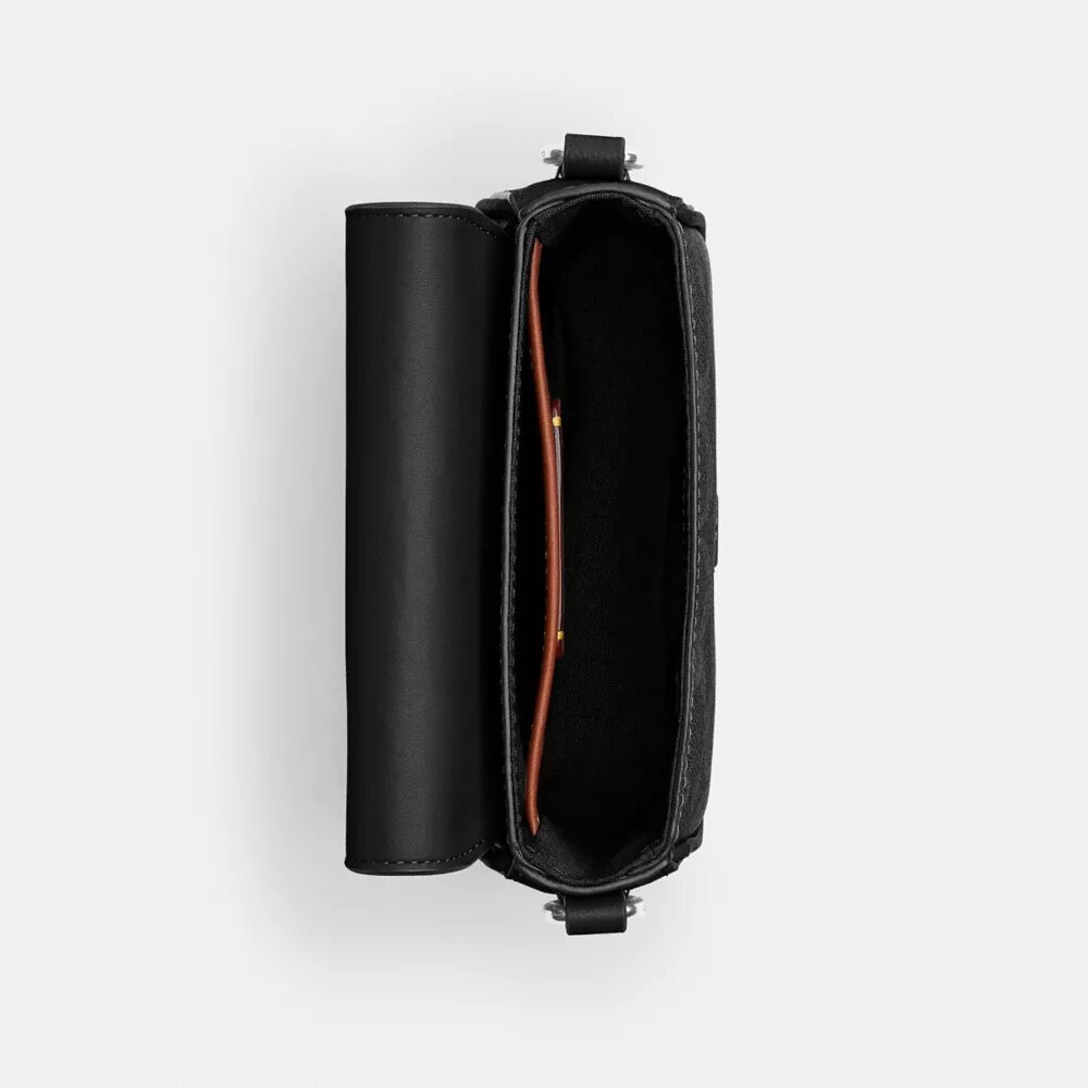 Crossbody-veske med klaff i Signature Canvas