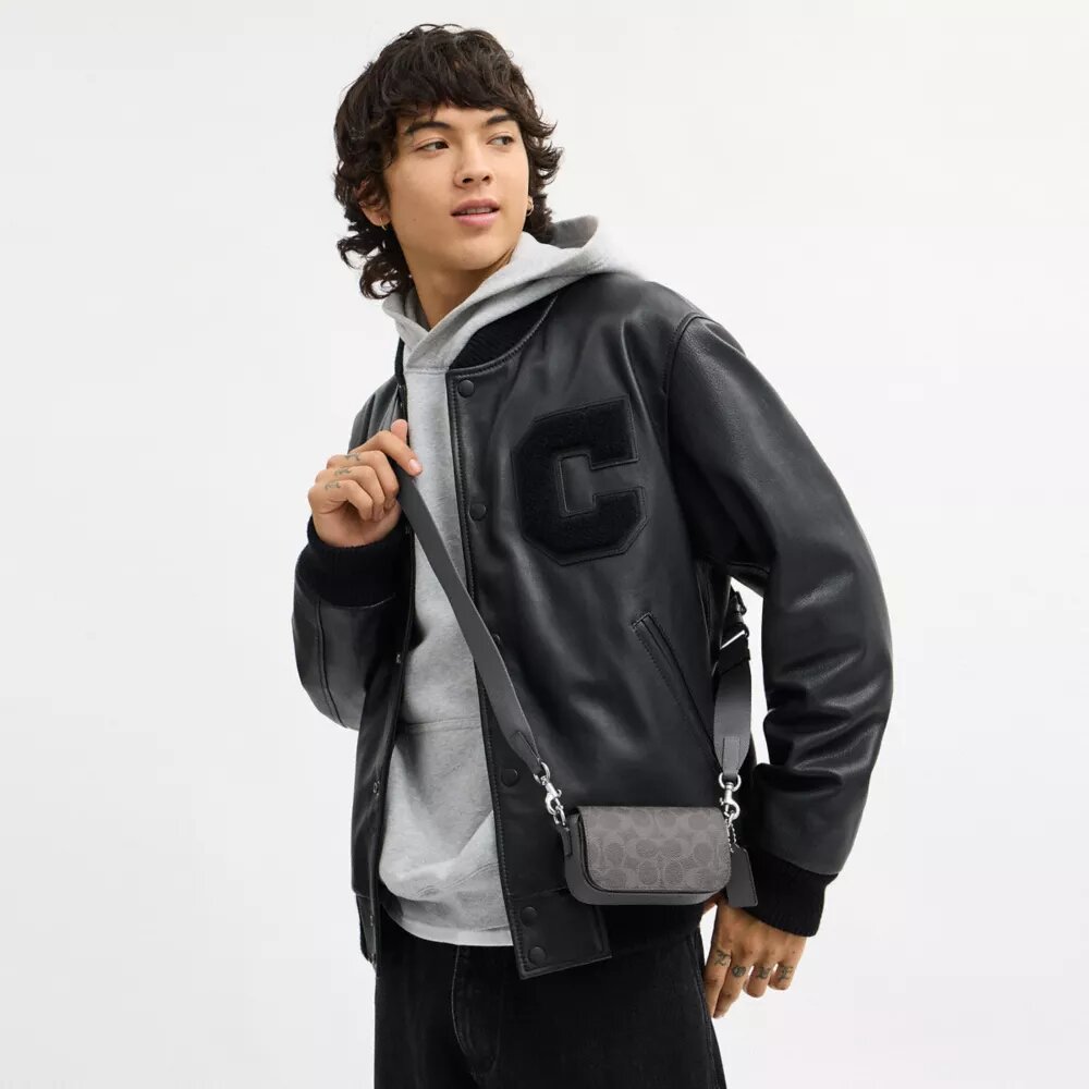 Crossbody-veske med klaff i Signature Canvas