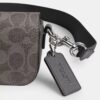 Crossbody-veske med klaff i Signature Canvas