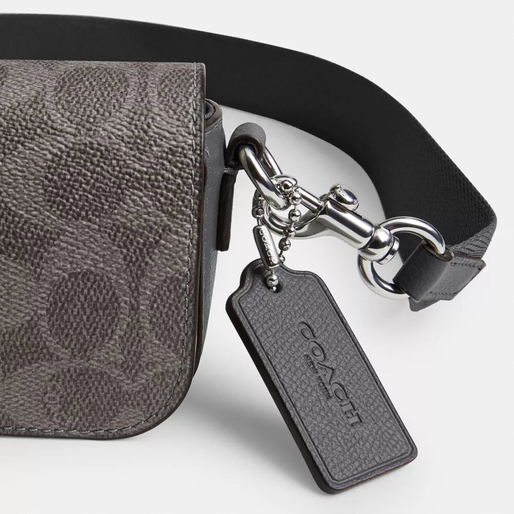 Crossbody-veske med klaff i Signature Canvas