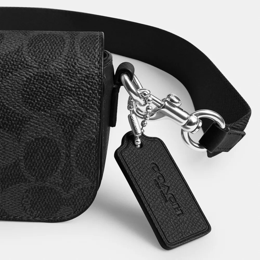 Crossbody-veske med klaff i Signature Canvas
