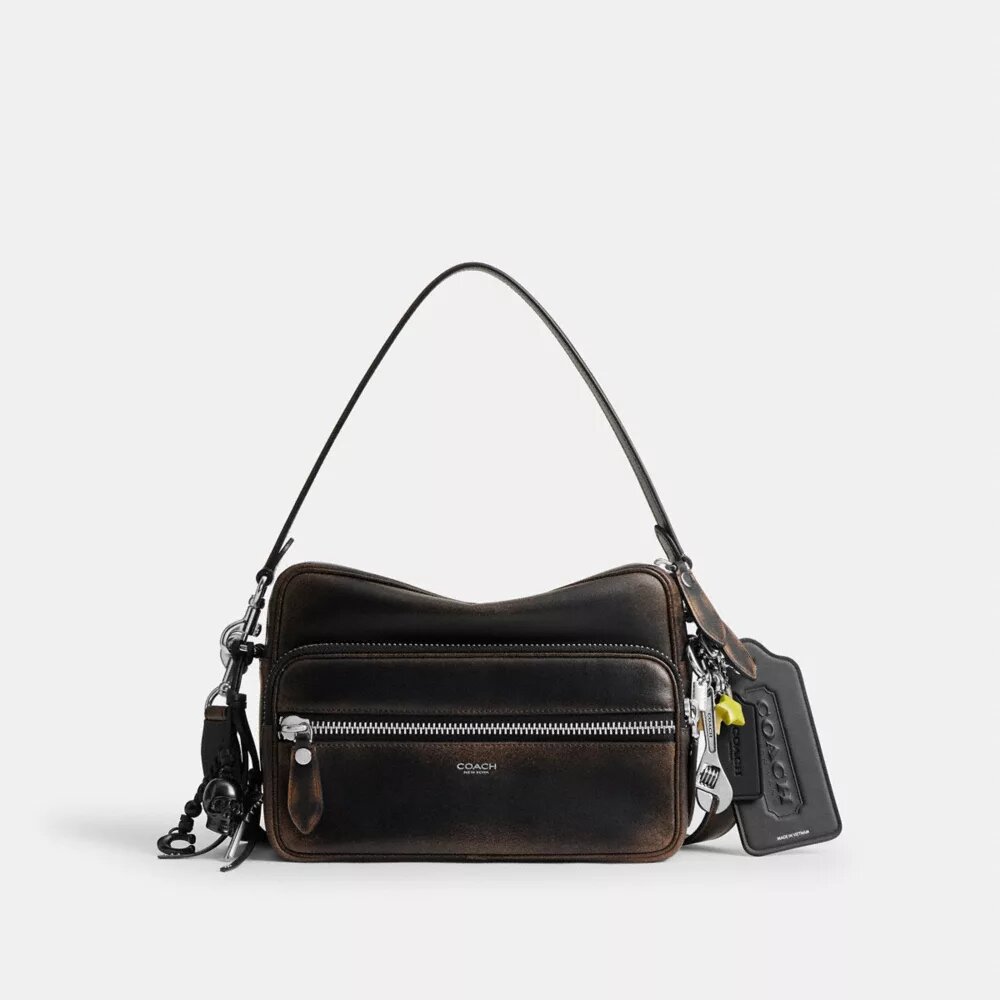 Dakota-crossbody-veske i «Loved Leather» med anheng
