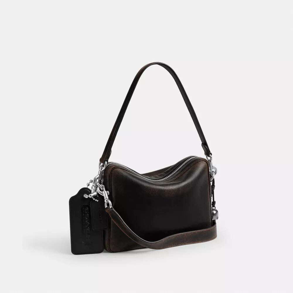 Dakota-crossbody-veske i «Loved Leather» med anheng