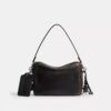 Dakota-crossbody-veske i «Loved Leather» med anheng
