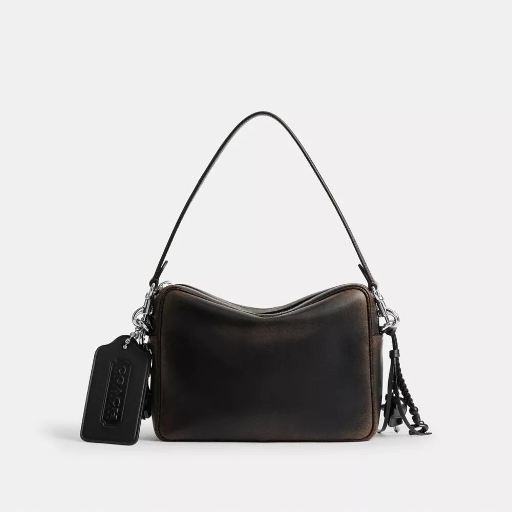 Dakota-crossbody-veske i «Loved Leather» med anheng