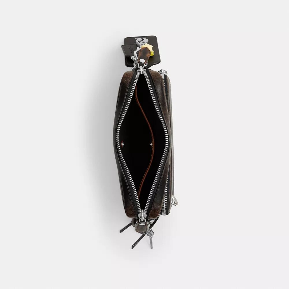 Dakota-crossbody-veske i «Loved Leather» med anheng