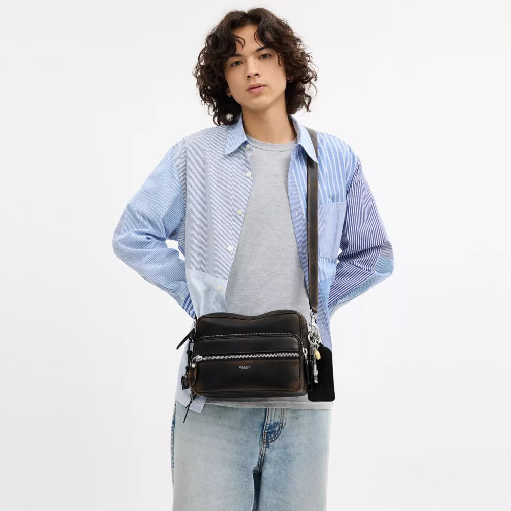 Dakota-crossbody-veske i «Loved Leather» med anheng