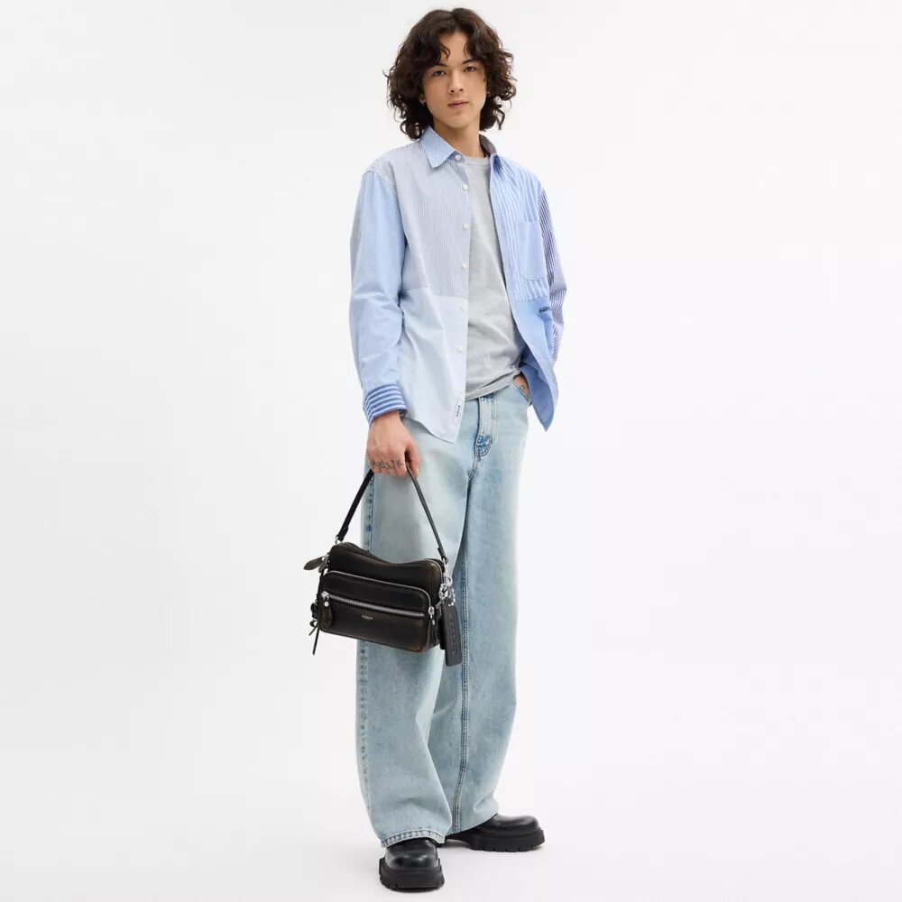 Dakota-crossbody-veske i «Loved Leather» med anheng