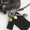 Dakota-crossbody-veske i «Loved Leather» med anheng