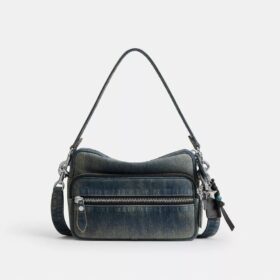 Dakota-crossbody-veske i regenerativ bomullsdenim med anheng