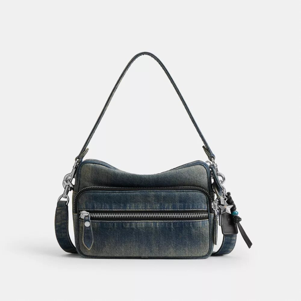Dakota-crossbody-veske i regenerativ bomullsdenim med anheng