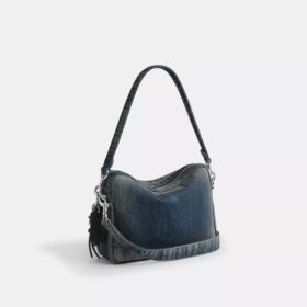 Dakota-crossbody-veske i regenerativ bomullsdenim med anheng