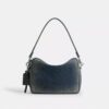 Dakota-crossbody-veske i regenerativ bomullsdenim med anheng