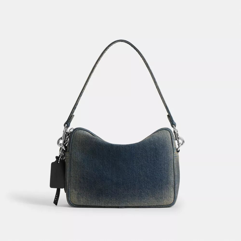 Dakota-crossbody-veske i regenerativ bomullsdenim med anheng