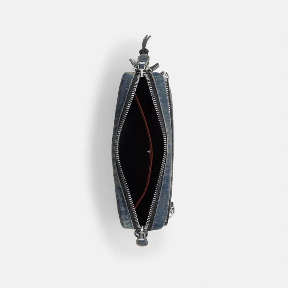 Dakota-crossbody-veske i regenerativ bomullsdenim med anheng
