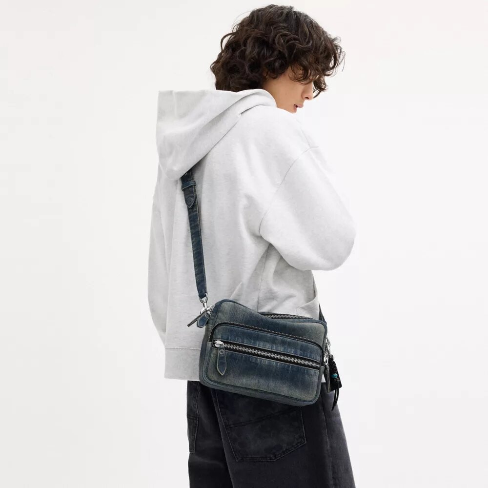 Dakota-crossbody-veske i regenerativ bomullsdenim med anheng