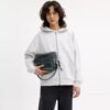 Dakota-crossbody-veske i regenerativ bomullsdenim med anheng