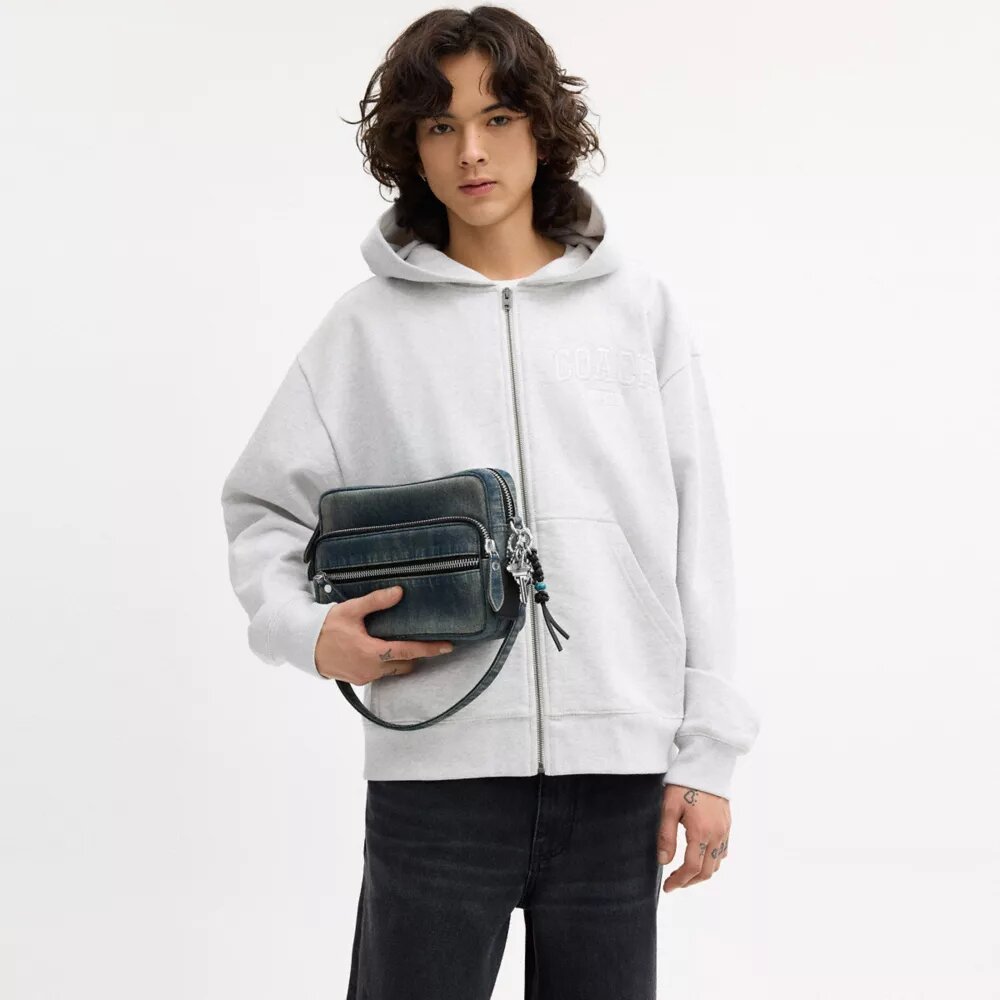Dakota-crossbody-veske i regenerativ bomullsdenim med anheng