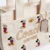 Disney X Coach Cargo Tote-vesker 26 med Mikke Mus i regenerativt bomullslerret