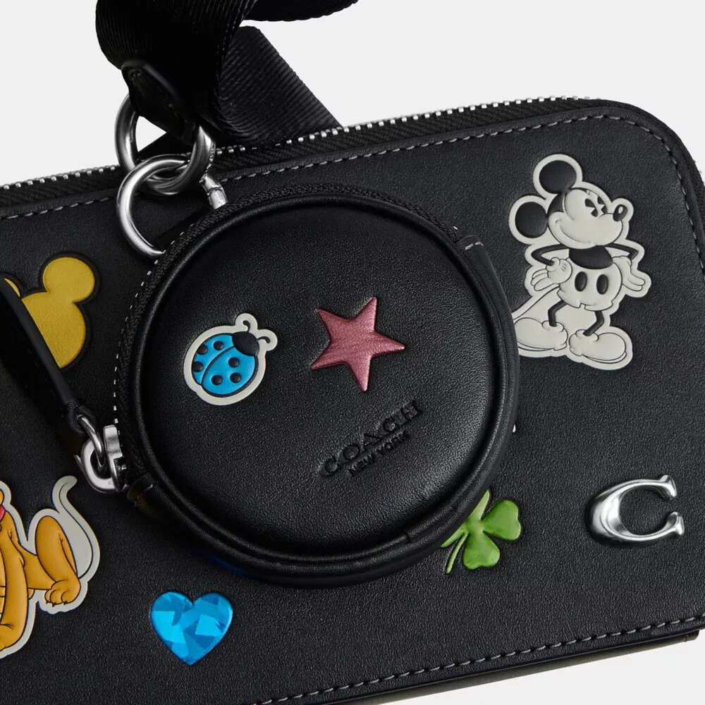 Disney X Coach Charter Slim Crossbody-veske med klistremerke-trykk