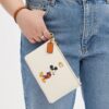 Disney X Coach Essential liten håndleddsveske i regenerativt skinn med Mikke Mus