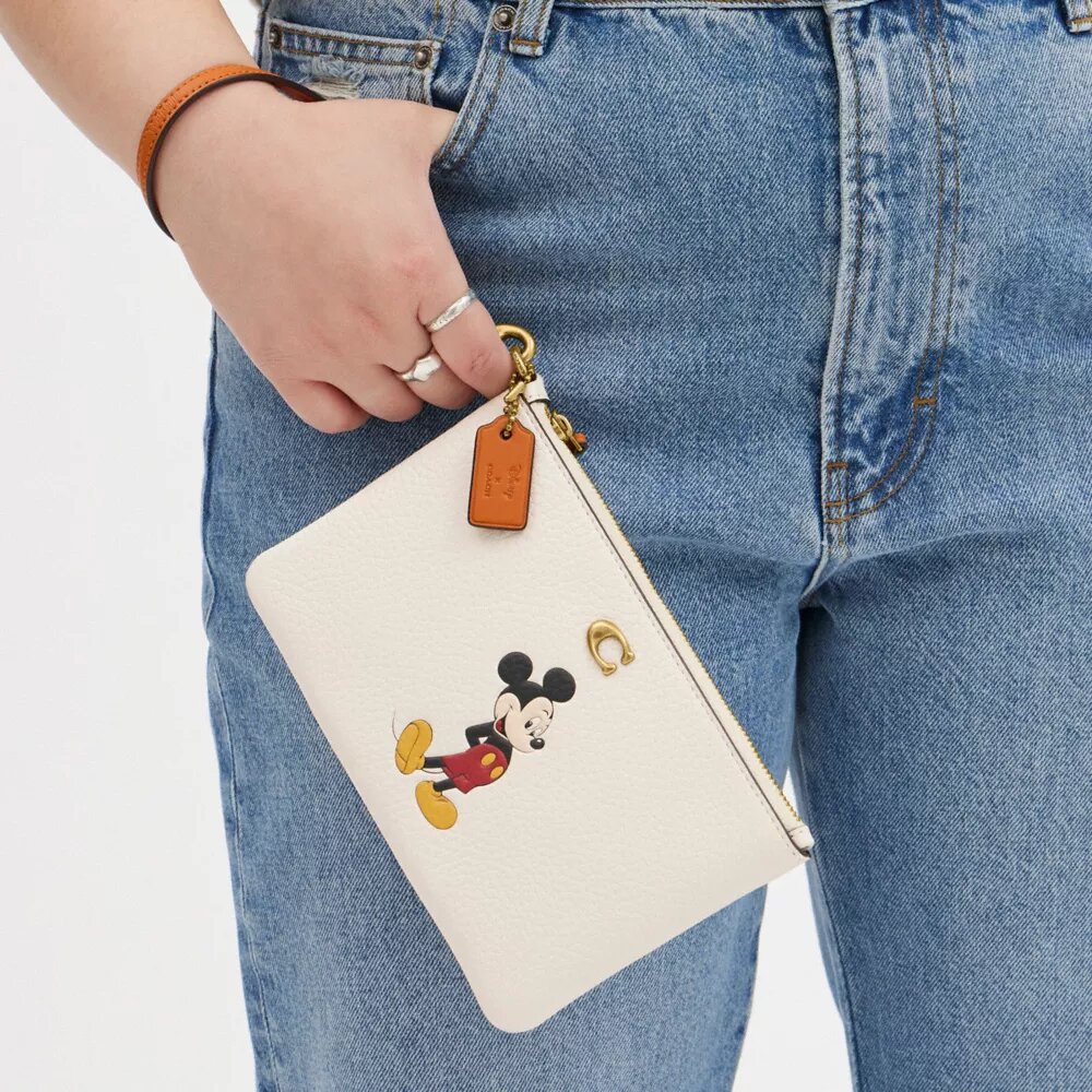 Disney X Coach Essential liten håndleddsveske i regenerativt skinn med Mikke Mus
