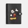 Disney X Coach-notatbok i regenerativt skinn med Mikke Mus