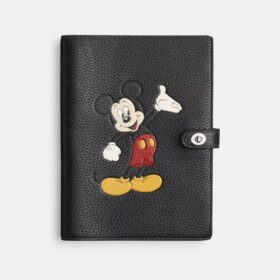 Disney X Coach-notatbok i regenerativt skinn med Mikke Mus