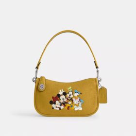 Disney X Coach Swinger-veske i regenerativt skinn med Mikke Mus og vennene hans