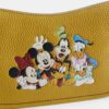 Disney X Coach Swinger-veske i regenerativt skinn med Mikke Mus og vennene hans