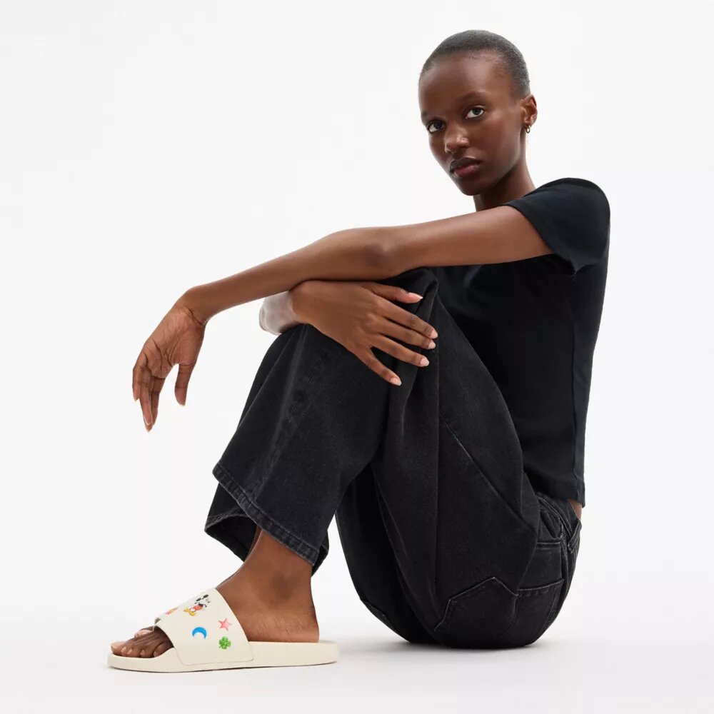 Disney X Coach Udele Sportslides med klistremerketrykk