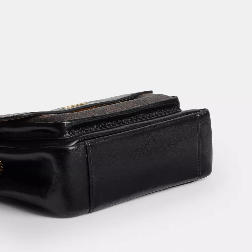 Elodie crossbody-veske 18 i Signature Canvas