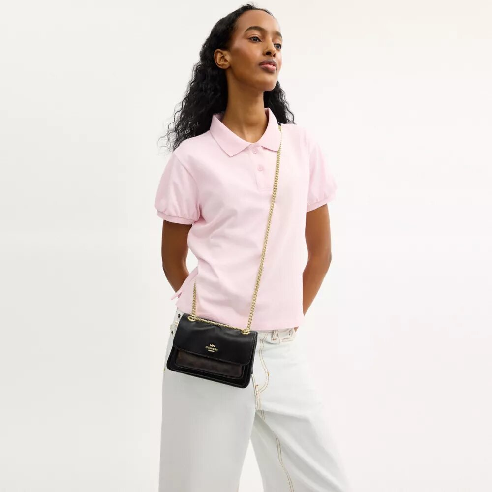 Elodie crossbody-veske 18 i Signature Canvas