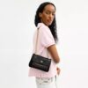 Elodie crossbody-veske 18 i Signature Canvas