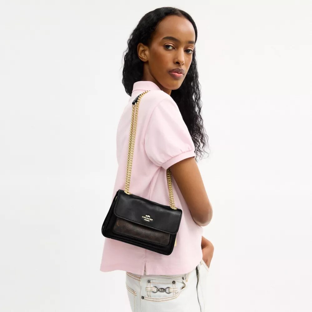 Elodie crossbody-veske 18 i Signature Canvas