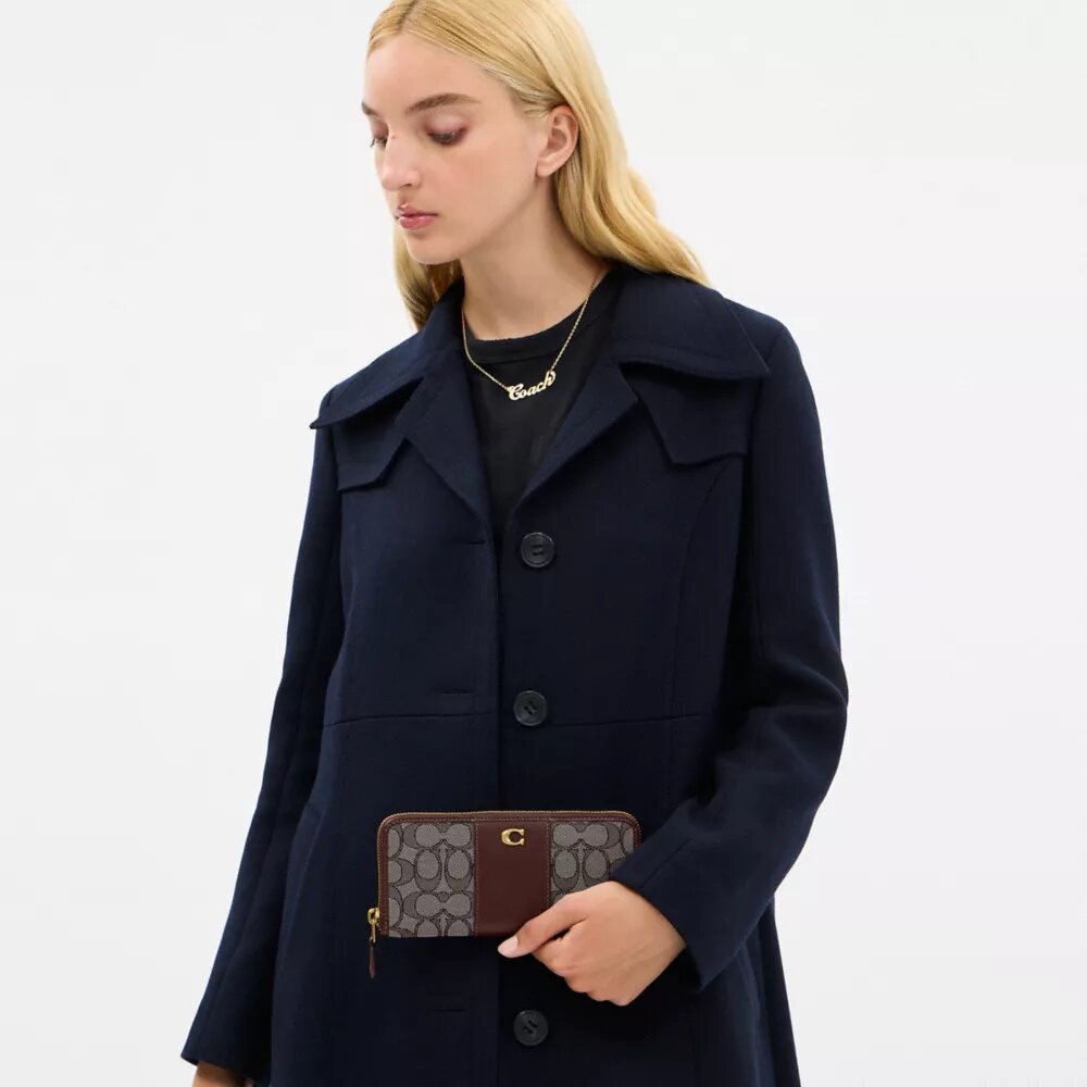 Essential Slim Accordion Zip Lommebok i vår signatur-jacquard