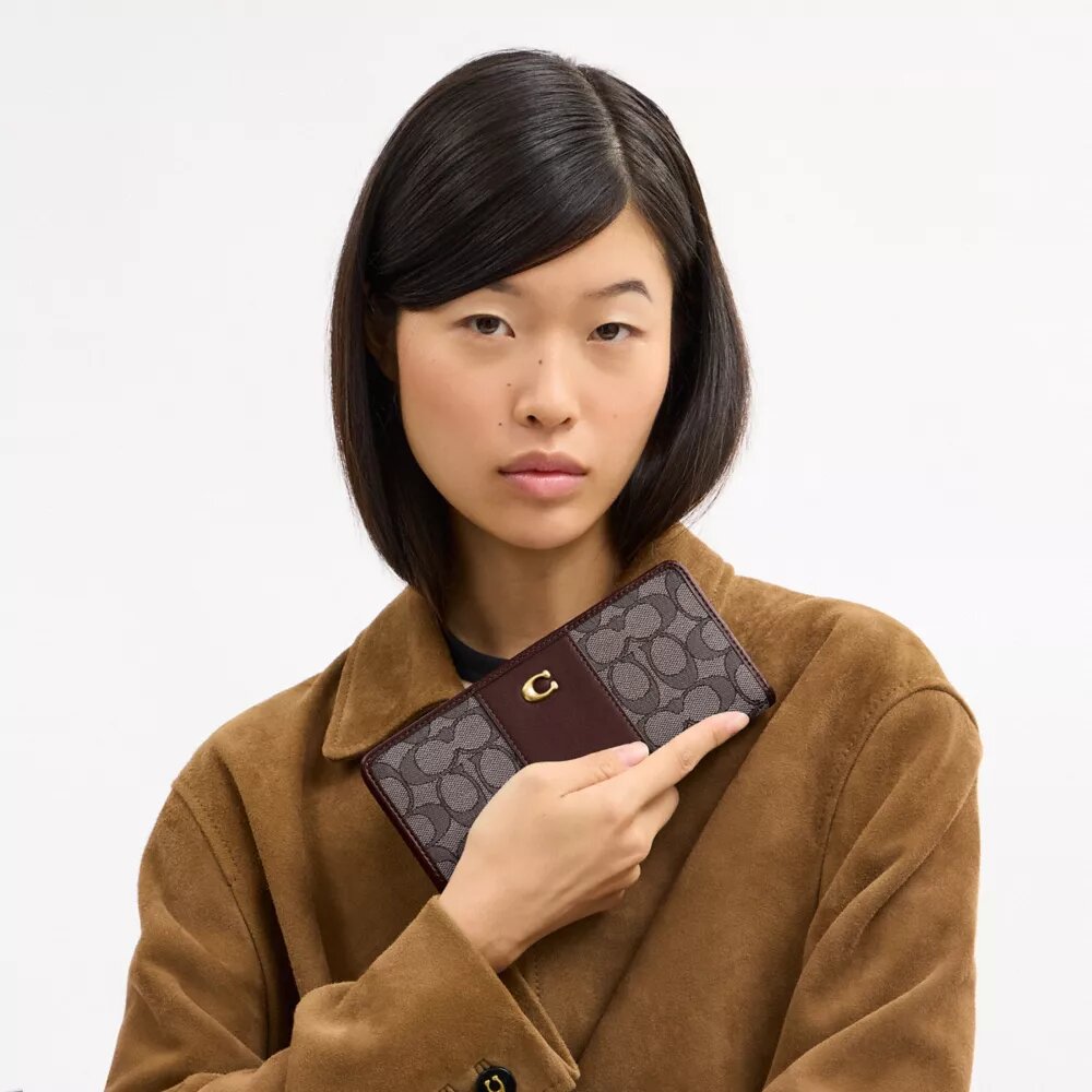 Essential Slim-lommebok i vår signatur-jacquard