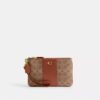 Essential Small håndleddsveske i Signature Canvas