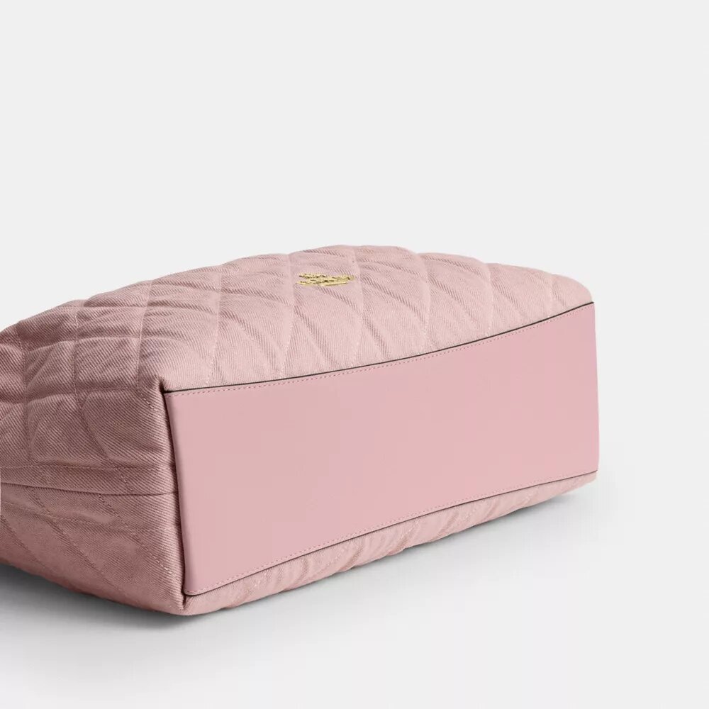 Evelyn skulderveske i «Loved Denim» med vattert overflate og anheng