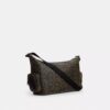 Finn-crossbody-veske med lommer i «Loved Signature Canvas»-kanvas