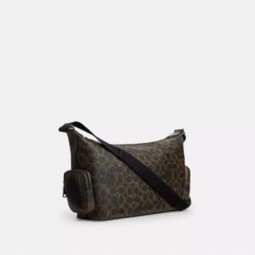 Finn-crossbody-veske med lommer i «Loved Signature Canvas»-kanvas