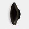 Finn-crossbody-veske med lommer i «Loved Signature Canvas»-kanvas