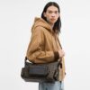 Finn-crossbody-veske med lommer i «Loved Signature Canvas»-kanvas