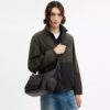 Finn-crossbody-veske med lommer i Signature Canvas