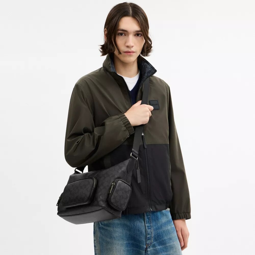 Finn-crossbody-veske med lommer i Signature Canvas